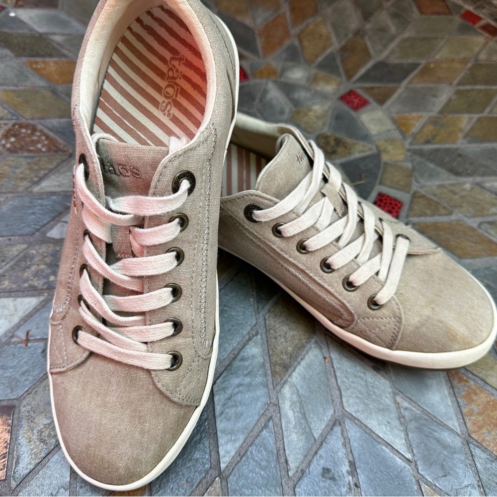 Taos canvas women’s sneakers. 8.5. Barely worn EUC🔥